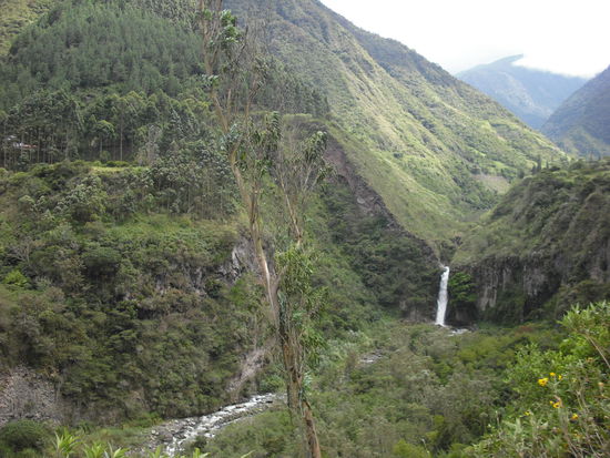 Jede Menge Wasserfaelle um Baños.