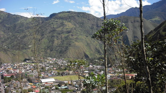 Baños eingebettet in Bergen.