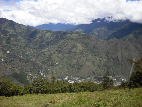Noch mal von oben auf dem Weg ueber Bellavista - Runtun - Mirador Virgin zurueck nach Baños.
