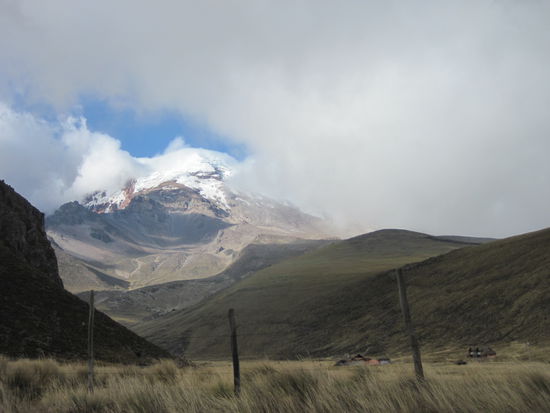 Der Berg Chinborazo, im Vordergrund (rechts) unsere Unterkunft