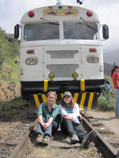 Wir warten vorne, während die Schaffner hinten den Zug wieder in die Schienen bringen