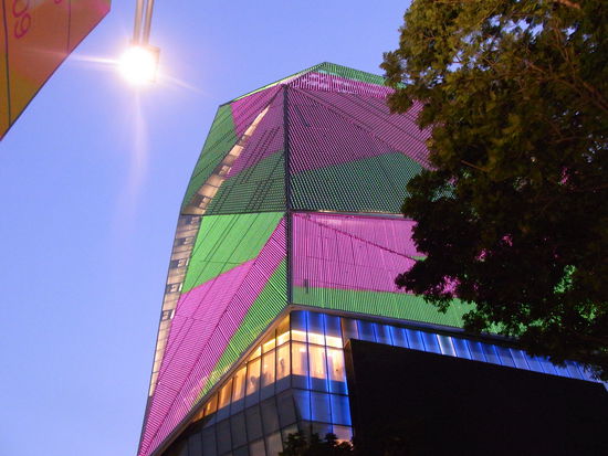 Einkaufmall bei Dämmerung