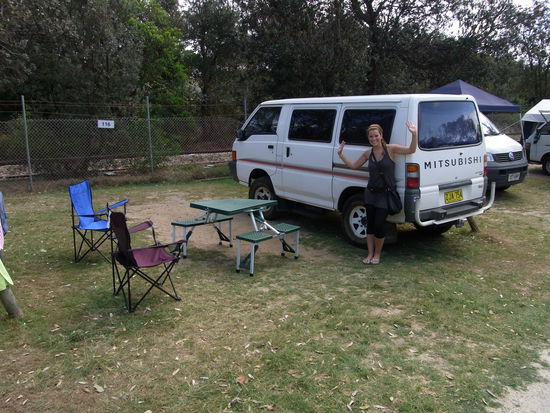 Das Campingleben! Man beachte den gruenen Falttisch in der Mitte des Bildes welcher sich durch wenige Handgriffe zu Koffergroesse zusammenfalten laesst Goldwert!!!