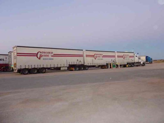 einer der vielen Roadtrains auf unserem Weg