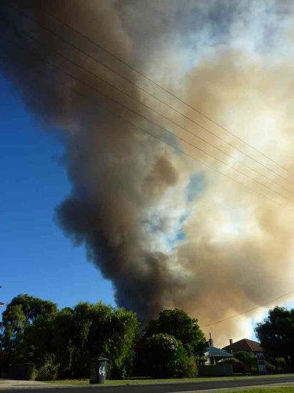 unser erstes richtiges Feuer! Es brennt hier schon seit fast einer Woche!