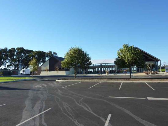 Das Gebäude von vorne... Rechts ist die Gallerie, in der Mitte das Restaurant (Innenbereich) und links ist die Küche und das Weinlager.