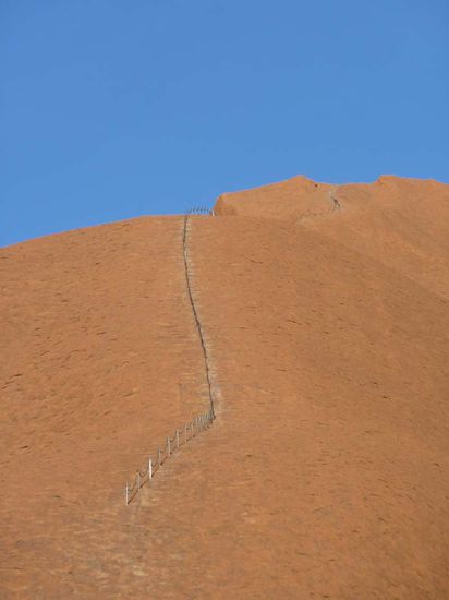 Der "Wanderweg" auf den Uluru... war zu der Zeit als wir da waren wegen zu starkem Wind gesperrt!