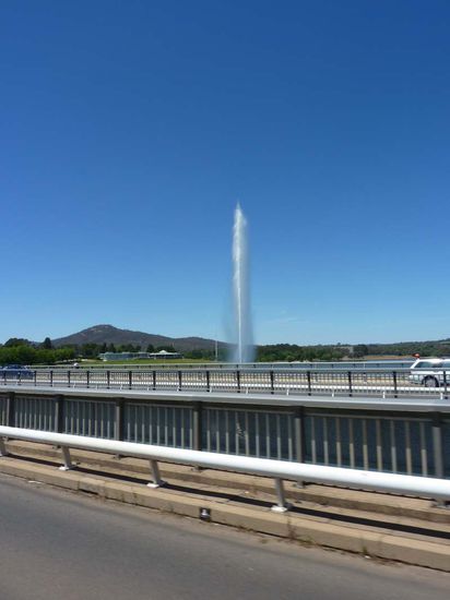 147m hohe Wasserfontäne. Denkmal für Captain Cook