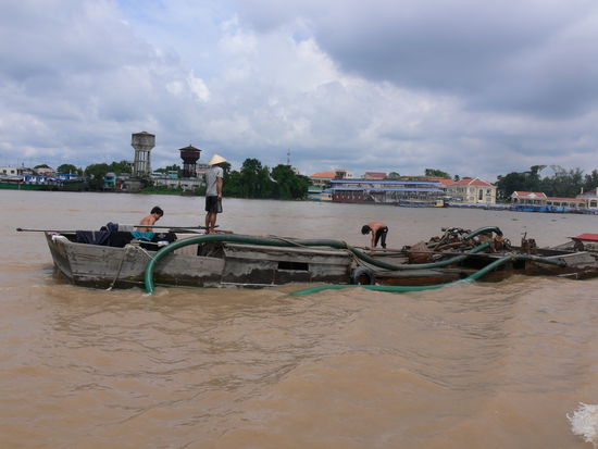 er sinkt nicht, ist nur wie fast alle Schlepper überbeladen