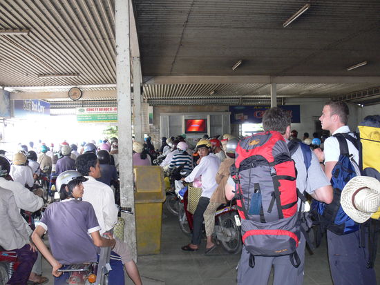 warten auf die Fähre, beim Start erlitten wir fast eine Kohlenmonoxid-Vergiftung