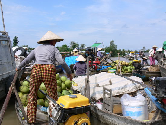 Markttreiben. Die Boote sind übrigens mit Metall beplankt, um Schäden vorzubeugen.