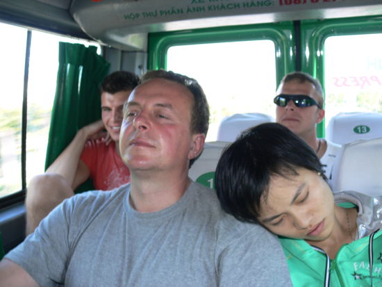 Die Fahrweise des Busfahrers war selbst für Einheimische zu hart, so brauchte diese Süße eine starke Schulter zum Anlehnen...