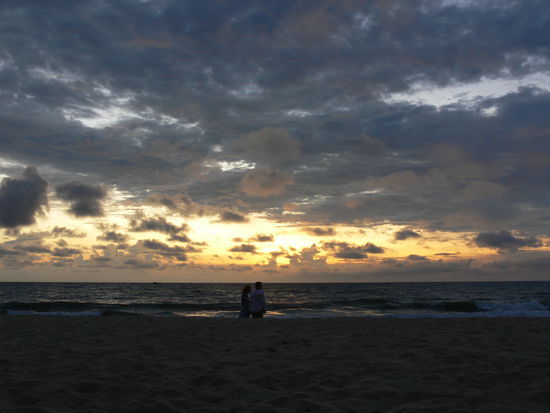 Erster Sonnenuntergang und Blick von unserer Hotelterrasse.