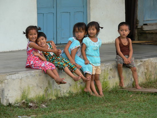 Einheimischer und seine Mädels