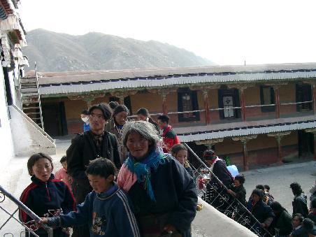 Aus ganz Tibet machen sich die Pilger auf, um ihren Verstorbenen zu helfen, den Weg aus der Dunkelheit zu finden.