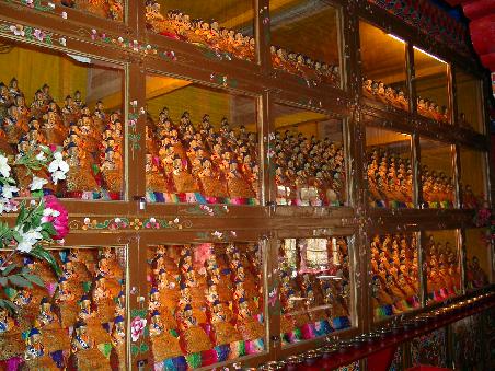 Überall Buddhas ... jeder hat etwas das ihn von den anderen unterscheidet.