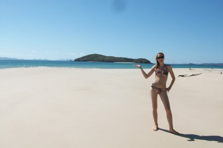 noch auf Great Keppel island hält Julia unsere Insel auf der wir 3 Tage waren auf ihrer Hand