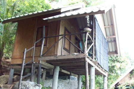 So sah unser zweiter Bungalow aus. Von dem hatten wir Aussicht ueber den ganzen Strand und das Meer. Das ganze fuehr 5 Euro am Tag!!! Aber Plumsklo haha und nciht nur Plumsklo sonder Plumsstehklo!!!