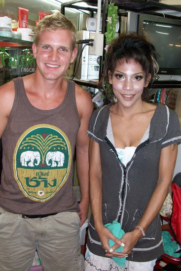 ich und Julias Friseur (Ladyboy) also der oder die war mal ein Mann und hatte echt suess beharte Beine..