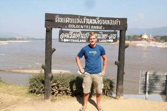 Am Golden Triangle eine links neben dem Fluss ist Burma, rechts Laos und ich steh in Thailand. Sehr beruehmt da es dort vor einigen Jahren das groesste Drogen Anbaugebiet der Welt war.