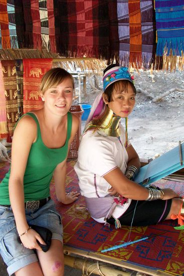 Julia mit einer Long-neck Frau