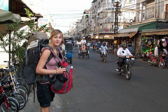 voll bepackt am naechsten Morgen auf dem Weg zum Bus