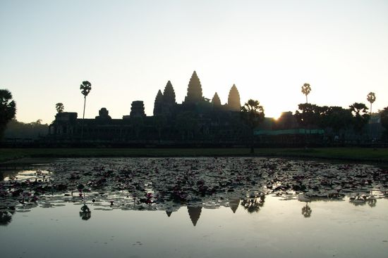 Die Sonnen spieklt schon durch. Sieht zwar auf dem Bild sehr einsam aus aber hinter uns waren hunderte Foto wuetige Japaner.