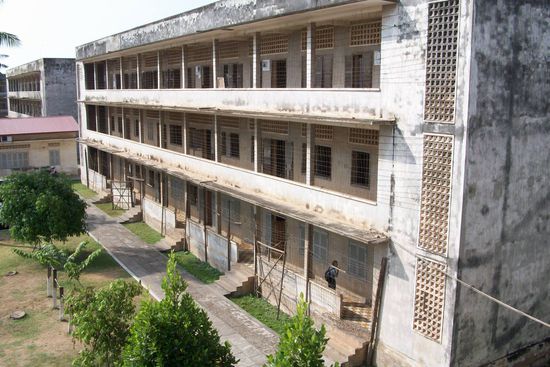 Alles war vergitert, dass die Inhaftierten keinen Selbstmord begehen konnten. Sie sollten ja gefoltert werden.