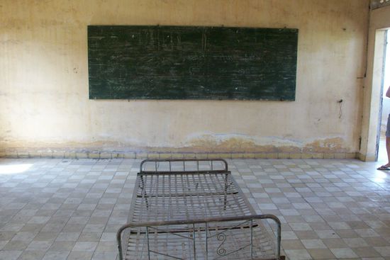 Ehemaliges Klassenzimmer das zum Folter Raum wurde. Das Gruene ist die alte Tafel.