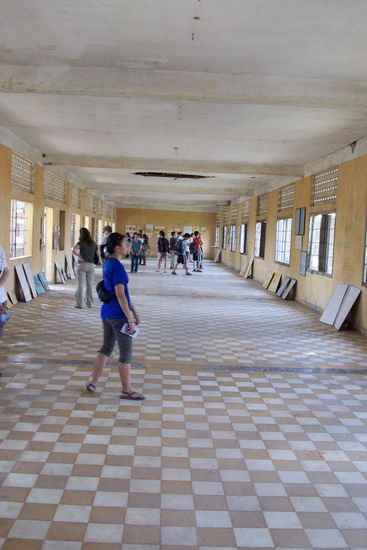 Massenzelle liegend musste einer neben dem anderen ohne jeglichen Platz sich zu bewegen liegend verweilen.....