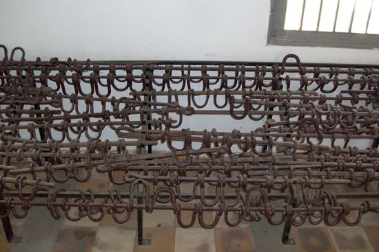 .........liegend waren alle mit ihren Fuessen an den Stangen befestigt.