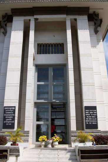 Jahre spaeter wurde hier die Gedenkstaette an die Opfer errichtet und die vergrabenen Skelette nach alter und Geschlecht aufgerestapelt