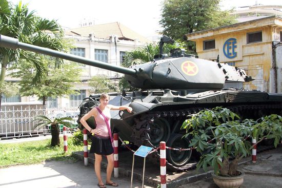 Julia die Panzerfahrerin aber der Krieg ist doch schon vorbei!!!