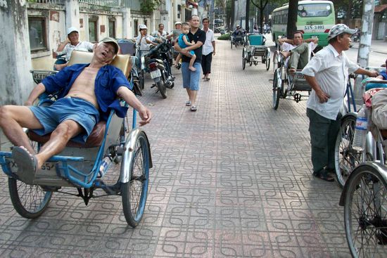 Fahrrad Taxifahrer warten auf Kunden. Der eine da schlaeft ziemlich ekelig haha