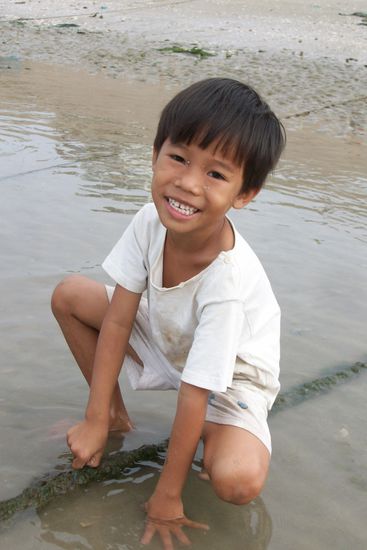 ein kleiner Junge der in einem Dreckloch gespielt hat