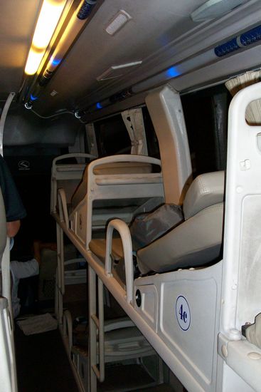 Oben uns unten schlaeft einer und 3 Reihen sind auf die breite des Buses verteilt. Eigentlich eine kluge Idee.