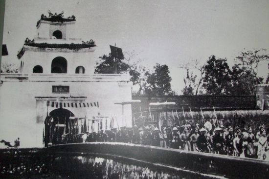 Bruecke in die Zitadelle bei einer frueheren Prozession zu Ehren des Kaisers