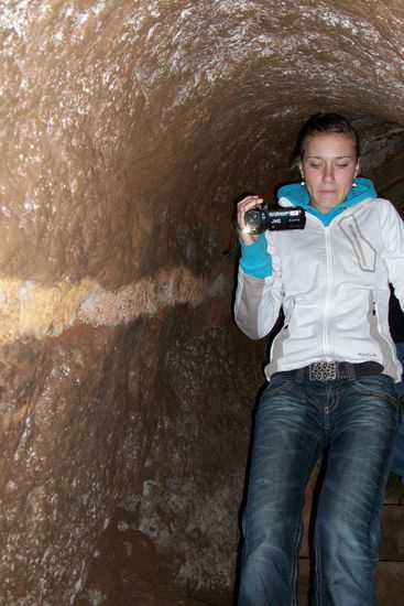 Julia in einem Tunnelsystem der Nordvietnamesen.