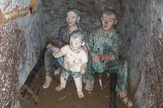 So haben dort Familien fuer 6 Jahre gelebt. Das war wirklich der Platz den eine Familie hatte. Achja 300 Familien mussten sich eine Toilette im Tunnelsystem teilen.