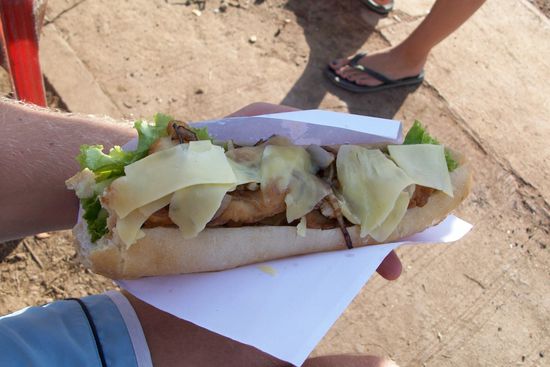 Mein Fruehstueck!! Julia hatte uebrigens das gleiche. Hmmm Chicken Cheese Sandwich fuer nicht mal ein Euro