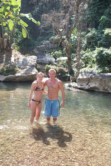 Im Fluss nachdem wir mit einem Tube durch eine Hoehle geschwommen sind.