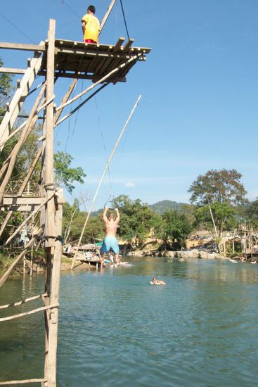 Wir haben Stopp in einer Bar gemacht und da gibts ueberall immer so tolle Trapeze Schaukeln mit denen man sich uebers Wasser schwingen lassen kann und dann rein springt. 
Das bin ich da in der Luft