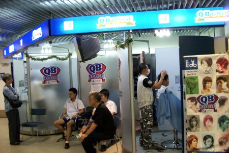 Wir sind fast ausschliesslich mit oeffentlichen Verkehrsmittel gefahren und dieser Friseur ist in einner U-Bahnstation und wirbt mit 10 Minuten Haarschnitten.