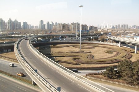 Sicht aus dem Zug auf das top moderne Peking
