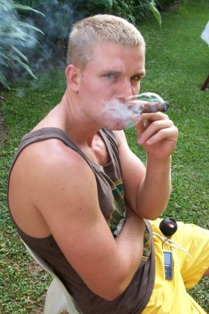 ja, Centro America ist auch für seine Zigarren berühmt. (Hangedrehte Habano für ca 10 Cent)