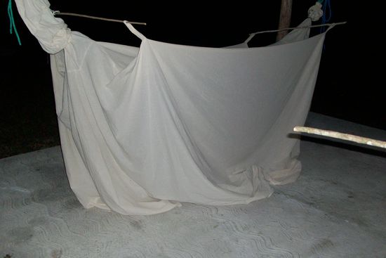 Unsere Haengematte mit Moskito Netzt. Jeder hatte eine.