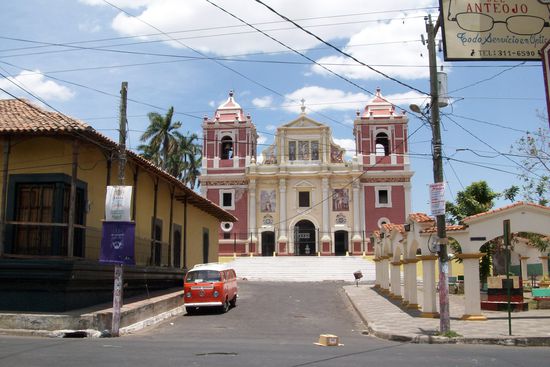 schoenes Bild, vorallem wegen dem VW Bus!!!