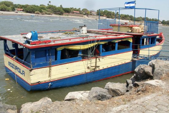 Mit dem tollen Boot durften wir fahren. Das war die schaukligste fahrt die wir seit langem hatten. Das Boot ist auch voller Wasser gelaufen und ein angestellter war die ganze Stunde Fahrt damit beschaeftigt das Wasser aus zu pumpen.