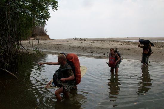 Mit unseren neuen Freunden auf dem weg aus Las Salinas heraus. Durch den Weg haben wir uns 9 Kilometer laufen eingespart und hatten so nur ca 2 Kilometer Querfeldein zu laufen. 2 Flussueberquerungen gehoerten auch dazu 