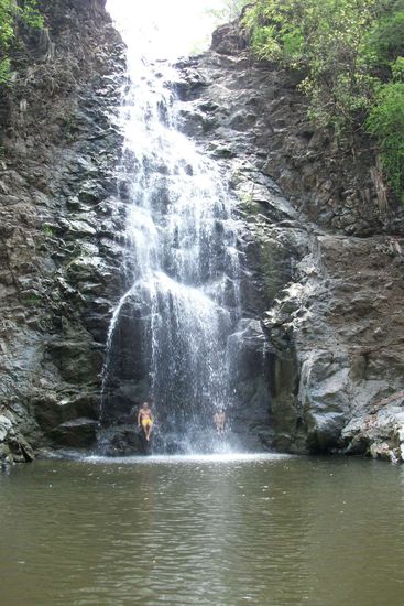 Der Wasserfall. Das Wasser hatte perfekte Temperatur zum schwimmen.